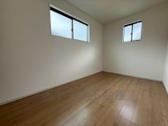 2面採光を確保した明るい室内は、風通しも良く、大変居心地の良い空間となっております。日当たりがよく、子供部屋としての利用もおすすめ。