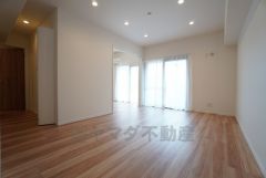 大きな掃き出し窓のあるリビングは、陽光あふれる明るい空間です。ゆったりと寛げる憩いの場となりそうです。