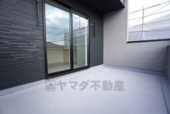 広々としたバルコニー。 天気のいい日にはお布団もまとめて干せそうですね＾＾