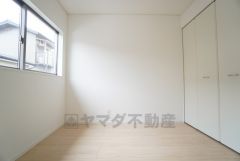 木の温もりがやさしいフローリングとシンプルなクロスで、住む人のこだわりを活かす洋室＾＾広めのクローゼットもあり荷物もすっきり片付けられ、ゆとりのある暮らしが出来ます＾＾ 