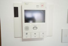 防犯はもちろん、セールスマン対策にもなるモニター付きインターホンです。お子さん1人での留守番時にも活躍しそうです。