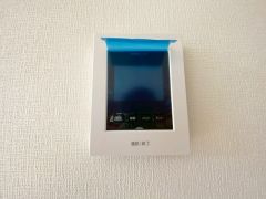防犯はもちろん、セールスマン対策にもなるモニター付きインターホンです。 来訪者の顔が見えるので安心ですね＾＾