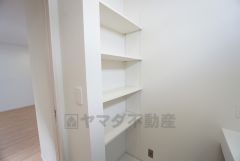 洗面脱衣室には可動棚が設けられています。