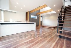 家族が集まる開放的なリビング。思い思いの時間を過ごしたり食事をしたり、素敵な団らんの場になりますね。