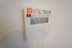 キッチン横からお湯張り、追い炊き、足し湯がボタン一つで楽々操作できる給湯機リモコンです＾＾忙しい夕飯の準備の時間帯に重宝しますね。
