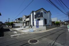 開放感のある角地。前面道路は南東側約5.8ｍ、南西側約4.6ｍの公道に面しています。