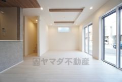 大きな掃き出し窓のあるリビングは、陽光あふれる明るい空間です。ゆったりと寛げる憩いの場となりそうです。 