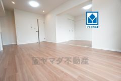 窓から光が差し込む明るいダイニングです＾＾ 思い思いの時間を過ごしたり食事をしたり、素敵な団らんの場になりますね＾＾