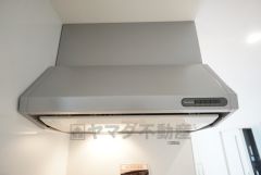 コンロ上には換気扇完備＾＾すぐ横に小窓が設けられているので、換気扇と合わせてWで換気できます＾＾