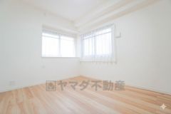 6.2帖。主寝室としてお使いいただけそうなこちらのお部屋は、日当たりが良く、爽やかな風を感じて起きる朝は、快適生活の始まりに。