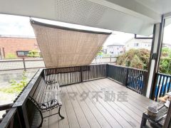 リビングとつながるデッキ＾＾お休みの日にはコーヒーを飲みながらのんびりするのにもちょうど良いサイズ感ですね。日頃の疲れをリフレッシュできる憩いの空間になりそうです＾＾ 