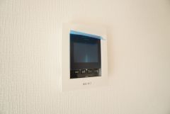 防犯はもちろん、セールスマン対策にもなるモニター付きインターホンです。 来訪者の顔が見えるので安心ですね＾＾