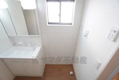 ランドリースペース上部には窓も付いており換気に便利です＾＾