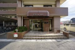 エントランスへはスロープが設けられています。