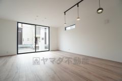 大きな掃き出し窓のあるリビングは、陽光あふれる明るい空間です。ゆったりと寛げる憩いの場となりそうです。