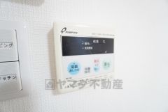 ボタン操作でお湯張りができる使いやすい給湯リモコン。日々の入浴準備もスムーズです。