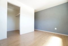 ご夫婦お二人のプライベートシーンを演出する6.5帖の寝室は、大容量のウォークインクローゼット付き。明るい陽射しが差し込みます。