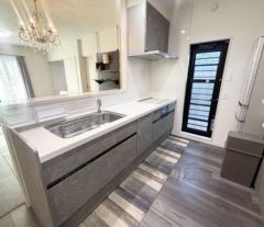 対面式キッチンなのでリビングにいるご家族とコミュニケーションを取りながら洗い物や、お料理が楽しめそうですね＾＾