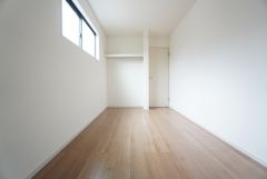 主寝室としてお使いいただけそうなこちらのお部屋は、日当たりが良く、爽やかな風を感じて起きる朝は、快適生活の始まりに。