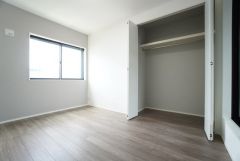 家具を選ばないナチュラルなフローリングとシンプルなクロスです＾＾