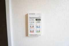 雨の日の洗濯も安心できる浴室暖房乾燥機付き浴室。リモコンで操作もボタン1つで簡単です。