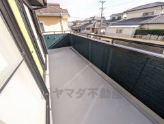 陽当たりの良いバルコニーです。お洗濯やお布団干しはもちろん、日光浴スペースにも＾＾ 天気のいい日にはお布団もまとめて干せそうですね＾＾ 