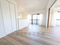 大きな掃き出し窓のあるリビングは、陽光あふれる明るい空間です。ゆったりと寛げる憩いの場となりそうです。