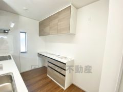 キッチン後方には大容量カップボード完備＾＾