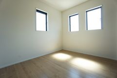 2面採光を確保した明るい室内は、風通しも良く、大変居心地の良い空間となっております。日当たりがよく、子供部屋としての利用もおすすめ。