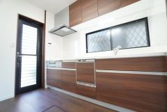 収納も、作業スペースも広々と設けられた使いやすいシステムキッチンです＾＾