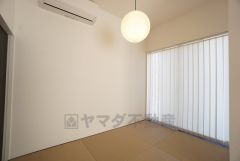 リビング隣には、ホッとできる和室を用意。お子様のお昼寝スペースや書斎としても活躍してくれそうです＾＾