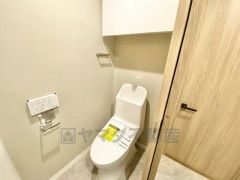 明るいトイレ。使い勝手の良い高機能トイレです。 上部には収納棚付きで、トイレットペーパーや掃除用品を収納できてすっきり整理整頓されたトイレに＾＾
