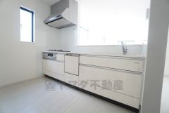 対面式カウンターキッチンでお子様の様子が見守れます。カウンタートップは耐熱性に優れており、日ごろのお掃除もふき取るだけでＯＫ。