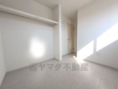 2階5帖洋室。家具を選ばないナチュラルなフローリングとシンプルなクロスです。 全居室収納スペース付き＾＾