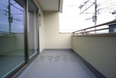 陽当たりの良いバルコニーです。お洗濯やお布団干しはもちろん、日光浴スペースにも。足元は防水工事施工済です。