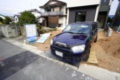 駐車スペースはゆとりある2台分を確保。マイカー用に、お客さま用に、余裕を持ってご利用いただけます。