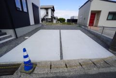 駐車スペースはゆとりある3台分(軽含む)を確保。マイカー用に、お客さま用に、余裕を持ってご利用いただけます＾＾ 