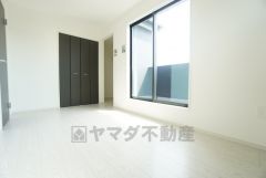主寝室としてお使いいただけそうなこちらのお部屋は、日当たりが良く、爽やかな風を感じて起きる朝は、快適生活の始まりに。ウォークインクローゼットとクローゼット付き＾＾ 