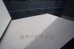 リビングとつながるテラス＾＾お洗濯はもちろん、お休みの日にはコーヒーを飲みながらのんびりするのにもちょうど良いサイズ感ですね。日頃の疲れをリフレッシュできる憩いの空間になりそうです＾＾