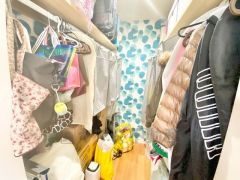 主寝室にあるウオークインクローゼット。ハンガーパイプは左右にあり収納豊富です＾＾