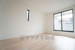 主寝室としてお使いいただけそうなこちらのお部屋は、日当たりが良く、爽やかな風を感じて起きる朝は、快適生活の始まりに。