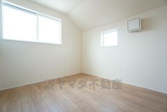 2面採光を確保した明るい室内は、風通しも良く、大変居心地の良い空間となっております。日当たりがよく、子供部屋としての利用もおすすめ。