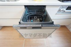 炊事時間を大幅に短縮できる食器洗浄乾燥機付き＾＾食器を洗う手間が減るので家族とのコミュニケーションの時間や自分の時間が増えますね。