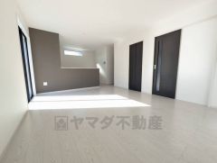 家族が集まる開放的なリビング。思い思いの時間を過ごしたり食事をしたり、素敵な団らんの場になりますね。