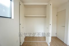 洋室にはハンガーパイプ付きのクローゼットが設けられています。たっぷり収納できるので衣替えの心配もいりませんね＾＾