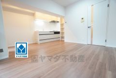 家族が集まる開放的なリビング。思い思いの時間を過ごしたり食事をしたり、素敵な団らんの場になりますね。