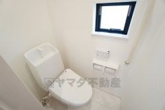 1階2階の2ヶ所にトイレがありますので、忙しい朝にも家族に気を使わず、ゆとりが生まれますね＾＾ 小窓付きで換気する時に便利です＾＾