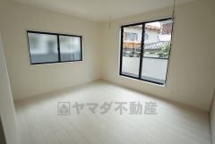 バルコニーに面した約7.25帖の洋室。