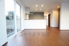 窓から光が差し込む明るいダイニングです＾＾