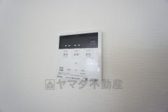 ボタン一つでらくらく操作できる給湯器リモコン。